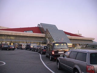 ケフラビークのお迎え車の列